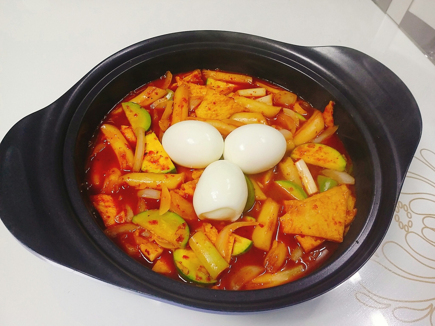 내가 미처 딸은 가츠동 퇴근하던 신랑님은 떡볶이를 주문하네요~^^;;울솔양은 먼저 먹꼬 지금 주무시고 울 신랑님는 지금 폭풍 흡이중이시네요... 