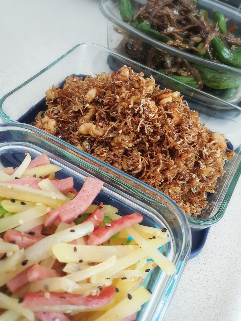 사랑가득밥상(극한직업 주부)끝이 없는 반찬 바꾸기 태산같은 일더미... 단짠단짠하며 고소하기까지 한 멸치를 먼저 볶아 그 뒤에 미림을 넣어... 