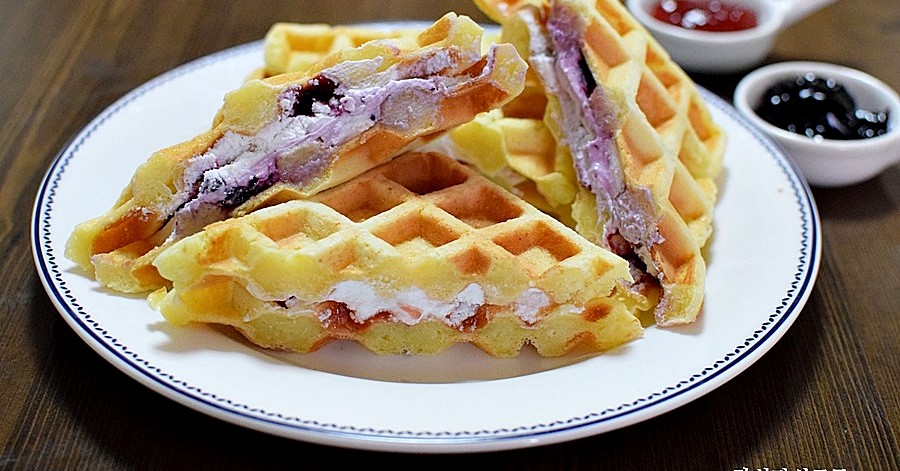 Waffle. How to make waffle sand-image