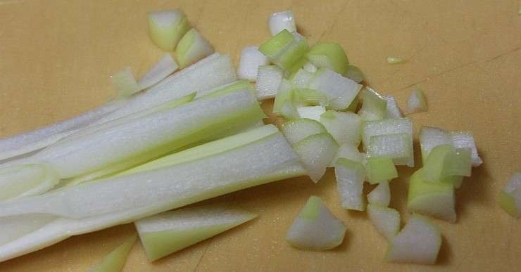 How to shred green onion using a shredding tool 