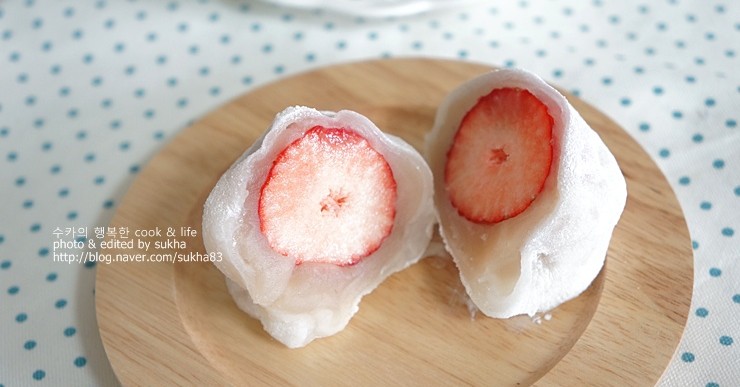 Making strawberry sticky rice cake-image