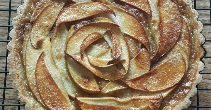 アップルパイ] 家でも簡単に作れるリンゴパイ。 バラの花模様の