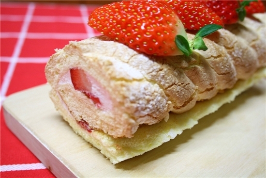 German Strawberry Cream Roll (Erdbeerrolle) - Ester kocht