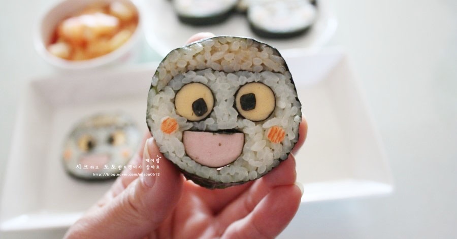 귀엽고 깜찍한 스마일 김밥