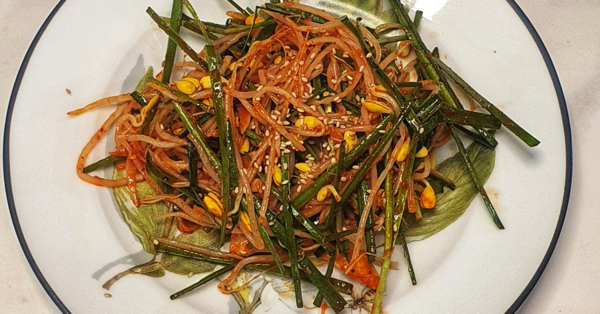 Sour chives and bean sprouts that go well with meat!