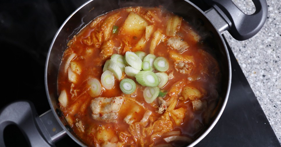 대패삼겹살 요리 김치찌개 만한게 없죠