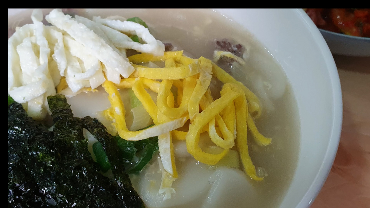 Easy Tteokguk (Korean Rice Cake Soup) | Cookerru