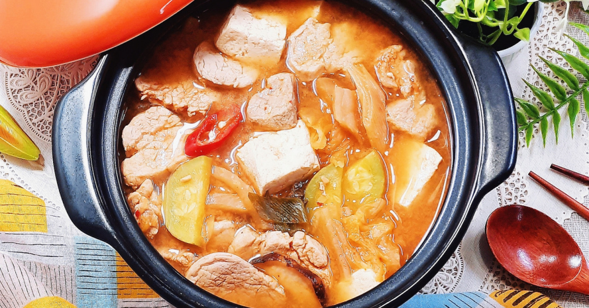 돼지고기 김치된장찌개 [고소한 돼지고기와 새콤하게 익은 묵은지 넣은 뜨끈한 국물요리!]