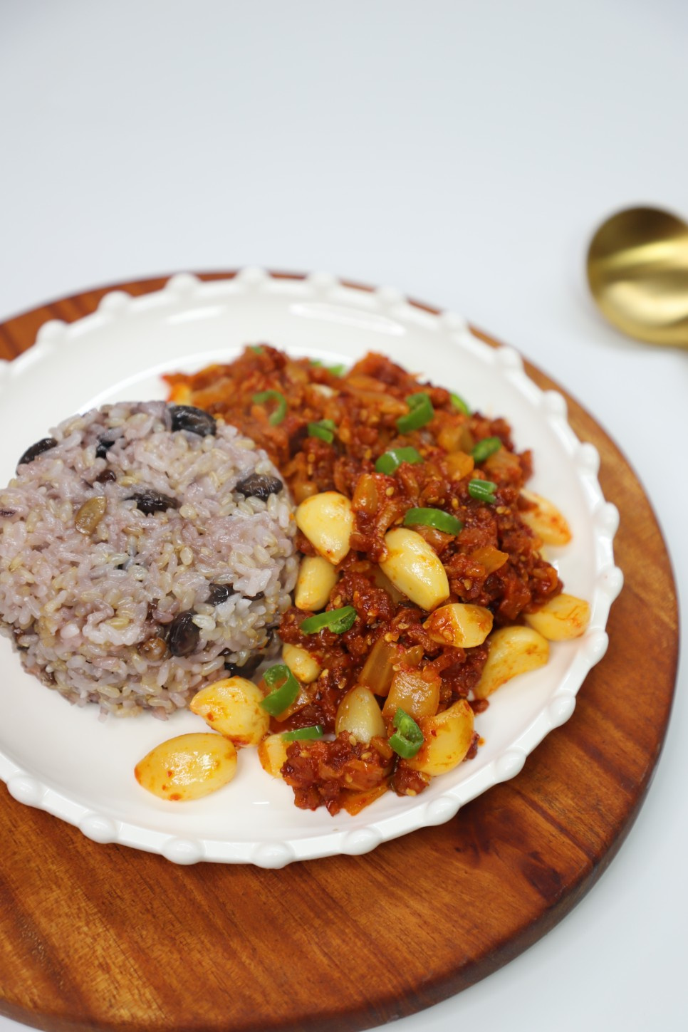 다진 돼지고기 김치 볶음 덮밥 한그릇 요리 저녁밥상