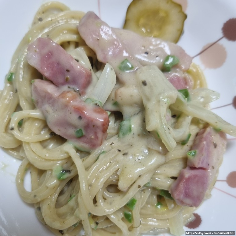 Making basil cream pasta