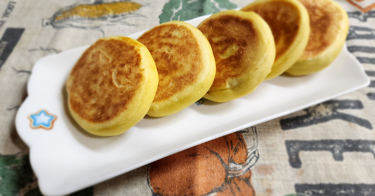 Making honey hotteok bread with hotteok mix