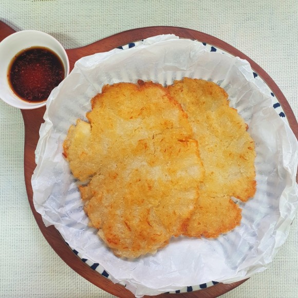 Golden recipe to make crispy potato pancake with grater