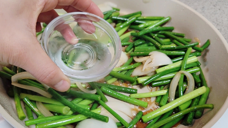 The point of softening the garlic jjongbokkeum