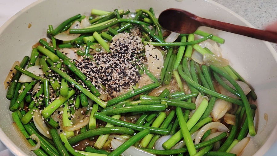 The point of softening the garlic jjongbokkeum