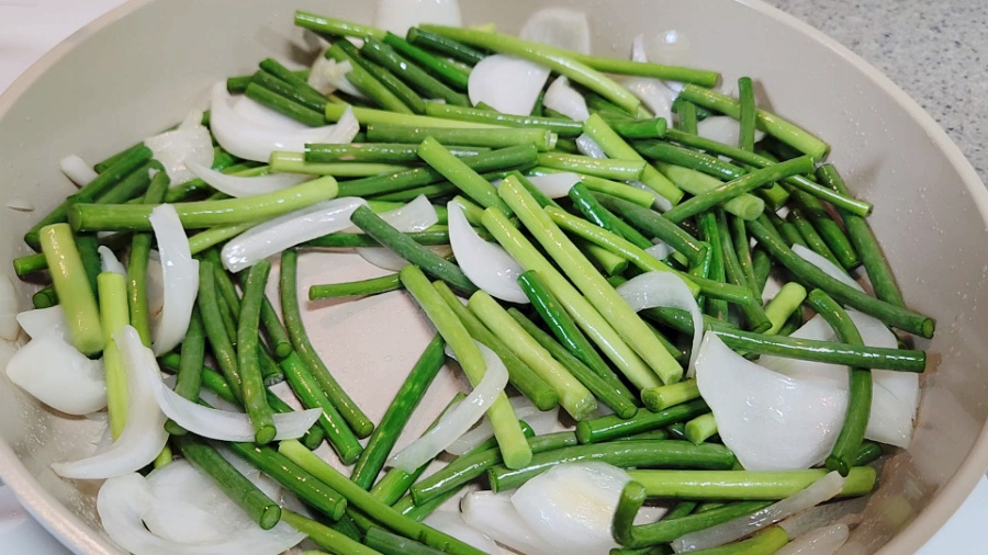 The point of softening the garlic jjongbokkeum