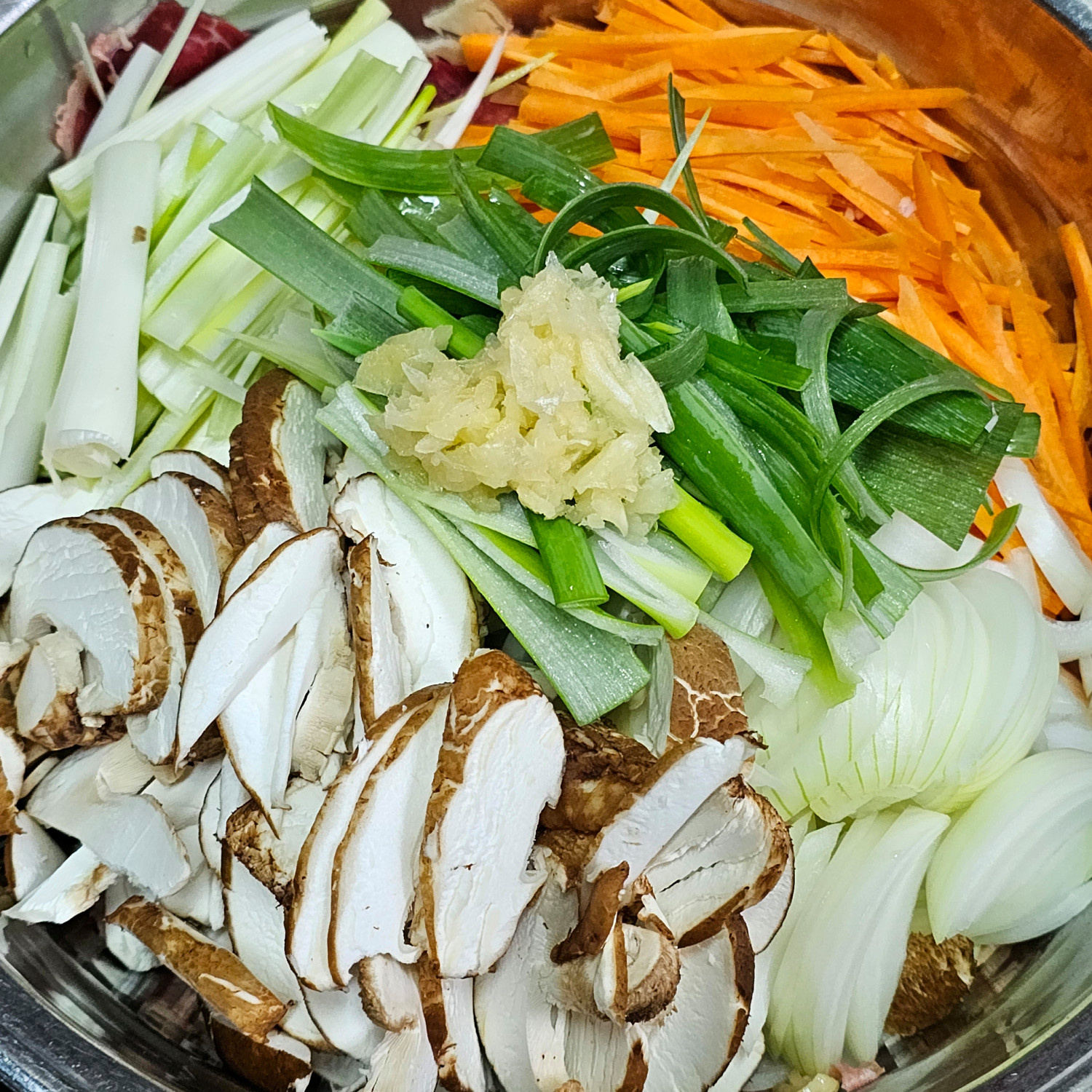 menú de comida coreana aislado en el vector de ilustración de fondo blanco.  kimchi, bibimbap, bulgogi, kongguksu, tteokbokki y hobakjuk 7884935 Vector  en Vecteezy