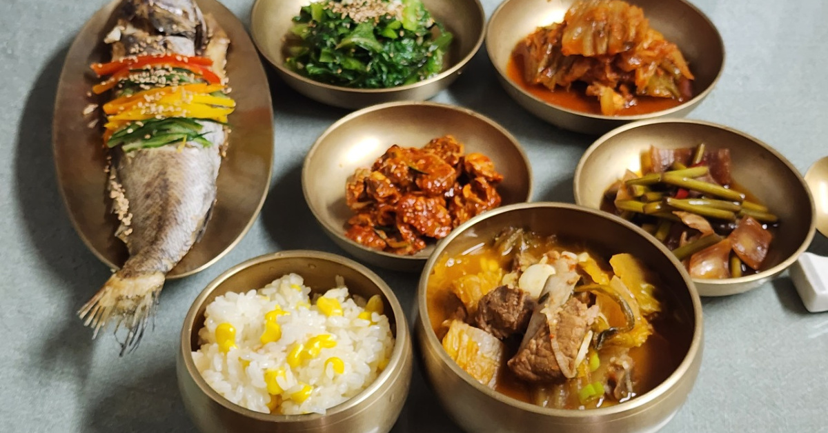 우리 집 주말 밥상(등갈비김치찌개,민어찜,상추무침,옥수수밥)