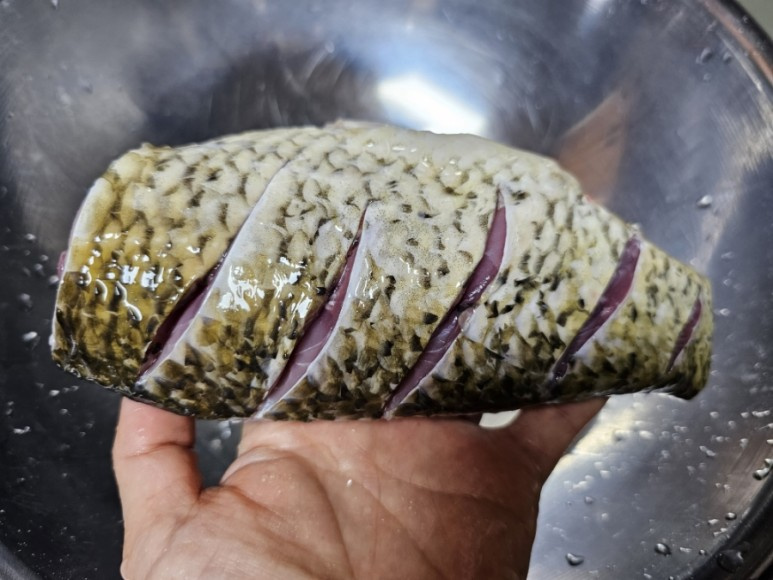 Steamed crucian carp Freshwater fish grooming crucian cuisine St