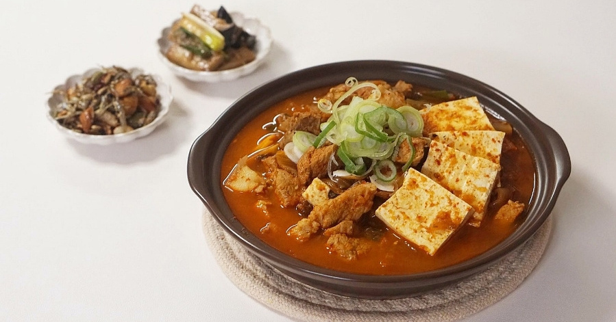 돼지고기 듬뿍 맛있는 김치찌개 레시피