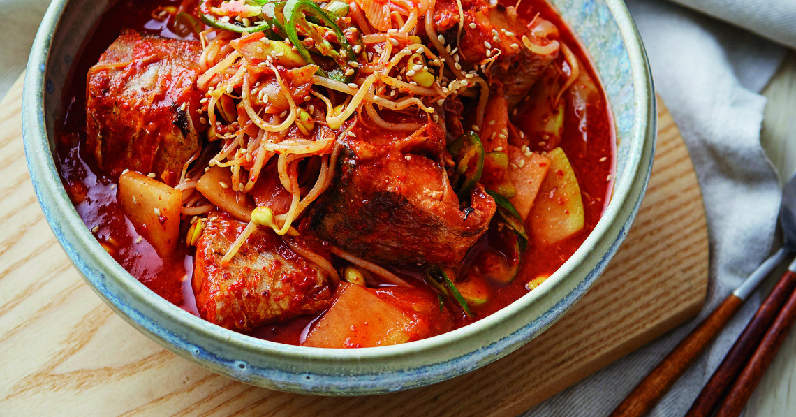 칼칼한 매운맛에 아삭거리는 식감! 콩나물동태찜