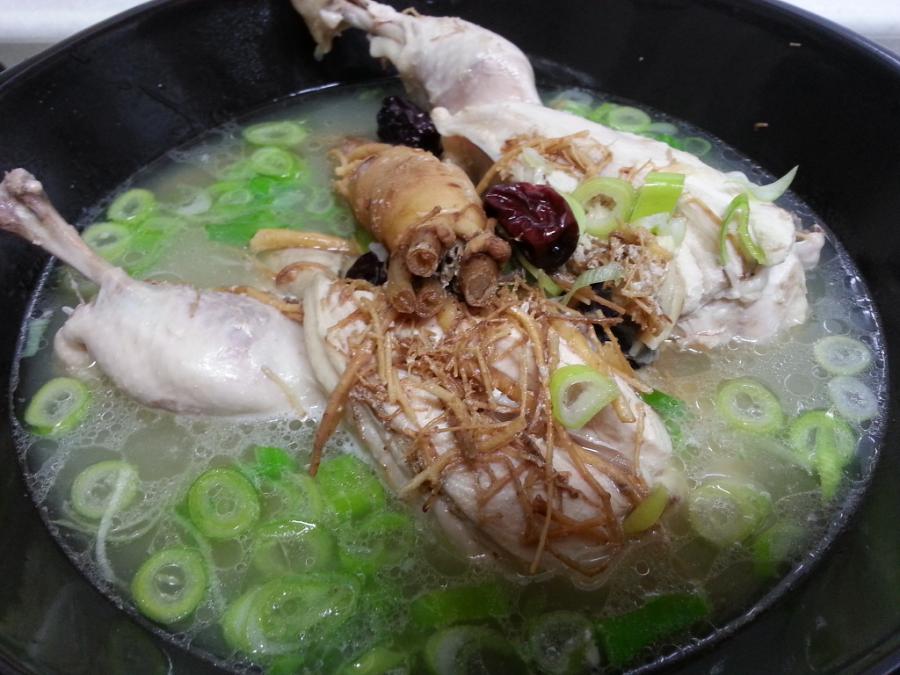 오이지 돌솥에~푹고우고.....대파도 송송 금방갈은~깨소금이..ㅎㅎ 벌써여름햇빛이 많이더워서인지 입맛없어하던 가족들 뭘해먹지 고민차에 남편... 