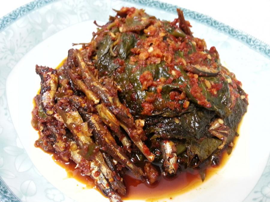 넘~싱싱...이쁘기도하고 깻잎을 깨끗이 씻어 준비하고요. 멸치,땡초... 한달두고 드셔도맛변화지 않는 울집 밑반찬....산행가는 친구주었더니....... 