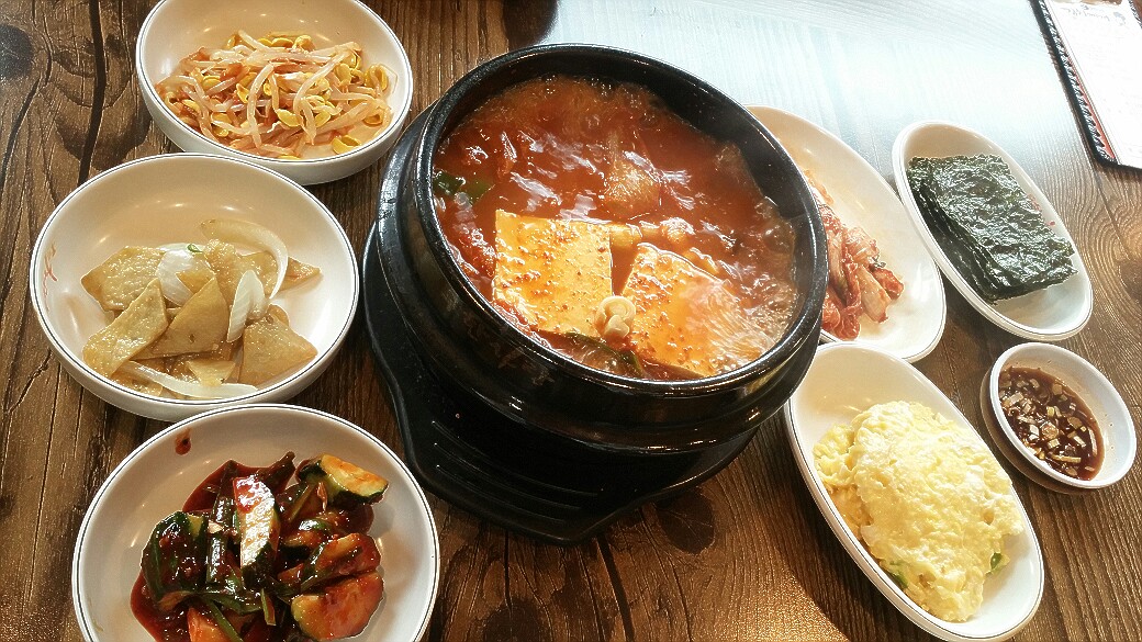 줄...줄 이럴줄 알았음 배테랑 칼국수나 먹을걸..아니면 추억의 우석대 앞 흥부분식 한번 가줄걸 그랬나봐. 아오~ 그래두 고기눈 진짜 짱짱맨!!!ㅎ... 