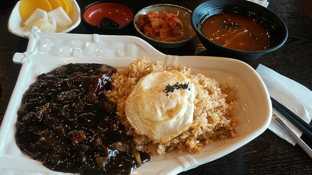 신랑이~짬뽕먹고싶다고해서~ 울동네에 맛있는중국집 진흥관에가서 삼선해물짬뽕과~ 볶음밥시켜서~ 폭풍흡입하고 왔어요!!!^^ 사람이 많아서~ 좀... 