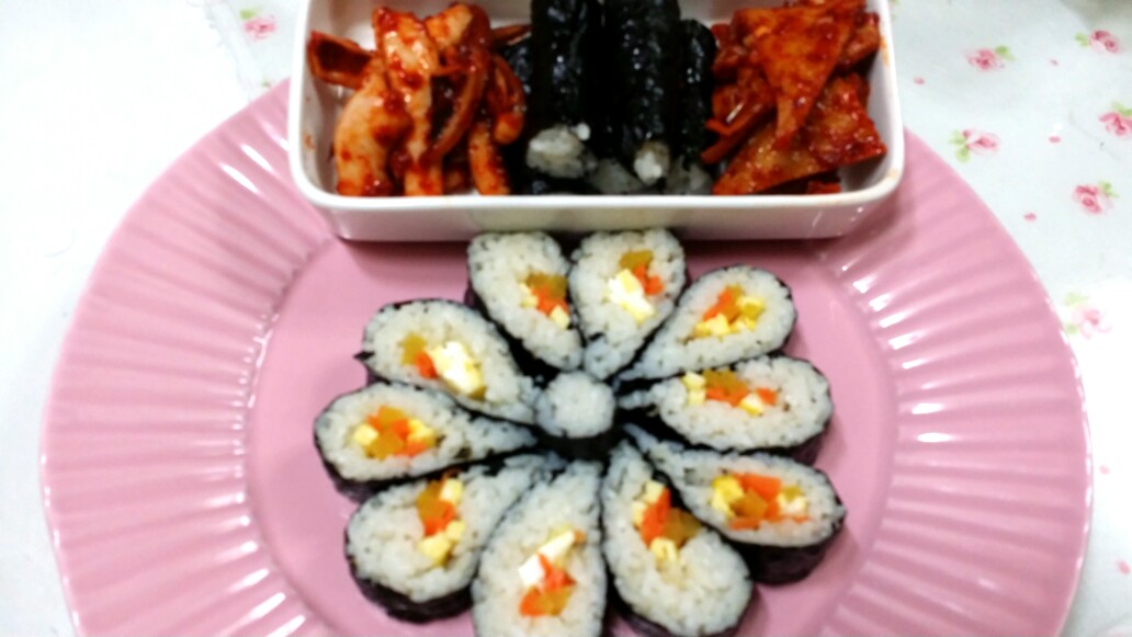 토요일 저녁은 간단한 식단 울 옆지기랑 아들이 좋아하는 충무김밥...... 간단한 재료만으로도 나를 흐뭇하게 해주는 꽃김밥 예전에 만들었던... 