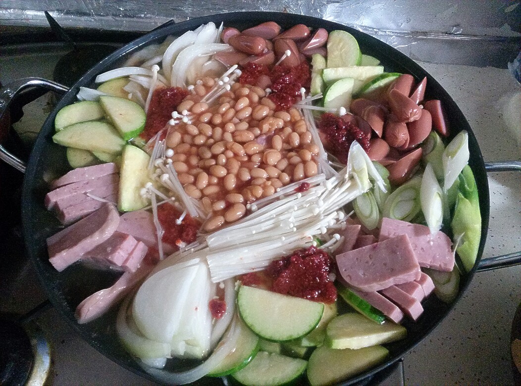 오늘은 부대찌개로 한그릇 묵었네요 비쥬얼이 영 아닌데 맛은 대끼리에요ㅋ 신랑 찬희 맛나다며 폭풍흡입을 신랑 국물에 밥까지 비비무긋음ㅋ... 