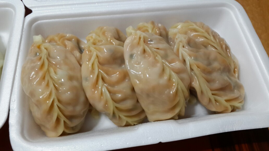 눈까지오면 하늘에대한 원망 ㅠㅠ 사설이 넘 길어써요^^ 어제 먹은것들이에요 청주에서 유명한만두 라서 사왔는데 제입맛엔 ㅠㅠ 아니였어요... 