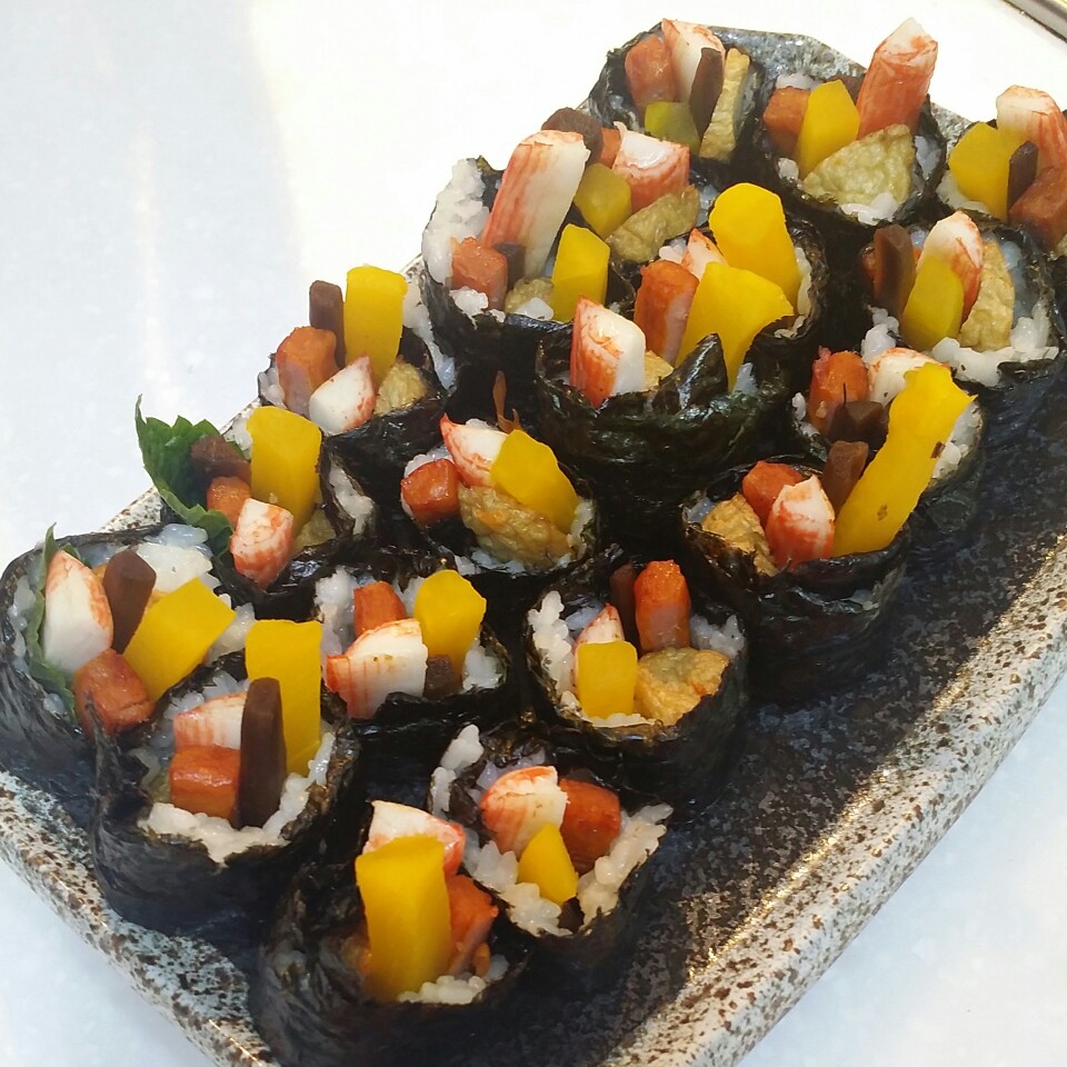 다시마 육수,다시마 1장,소금 1스푼,들기름 1스푼을 넣고 밥을 지어서 김밥 만들었어요. 뭐니 뭐니해도 꽁다리 김밥이 젤 맛있죠ㅎㅎ 
