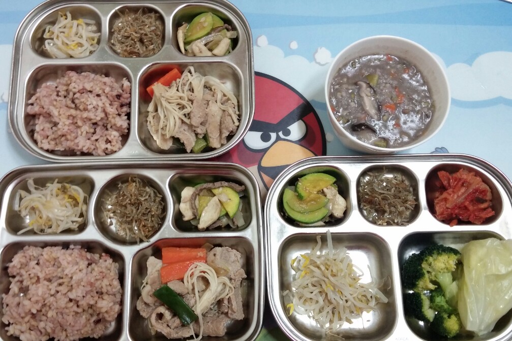 어제먹은 저녁~ 아이들 고기반찬이 탐나긴했지만 꾹~~참꼬 안먹었네요ㅠㅠ 울 아들‥딸 저 식판에 있는거 다~먹었습니돵ㅋㅋ 