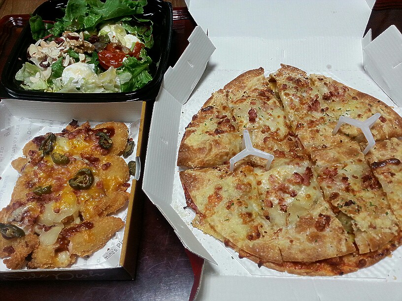 오늘은 칭구가 광주서 서울까지 주문해준 도미노 신메뉴 트윈크레페 세트 다들맛저하셔용ᆢ 