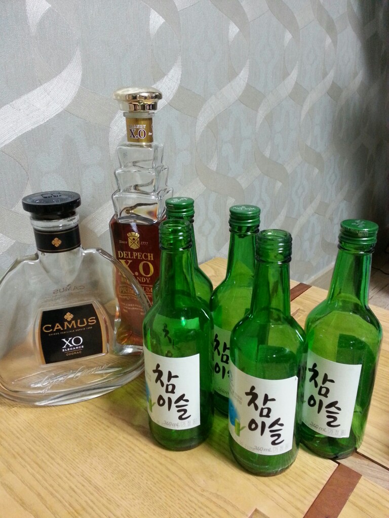 불금 위해 한몸 바친 애들~ 맥주피쳐병 5개 소주병 5개 버리고 남은 빈병~아직도 부어라 마셔라 