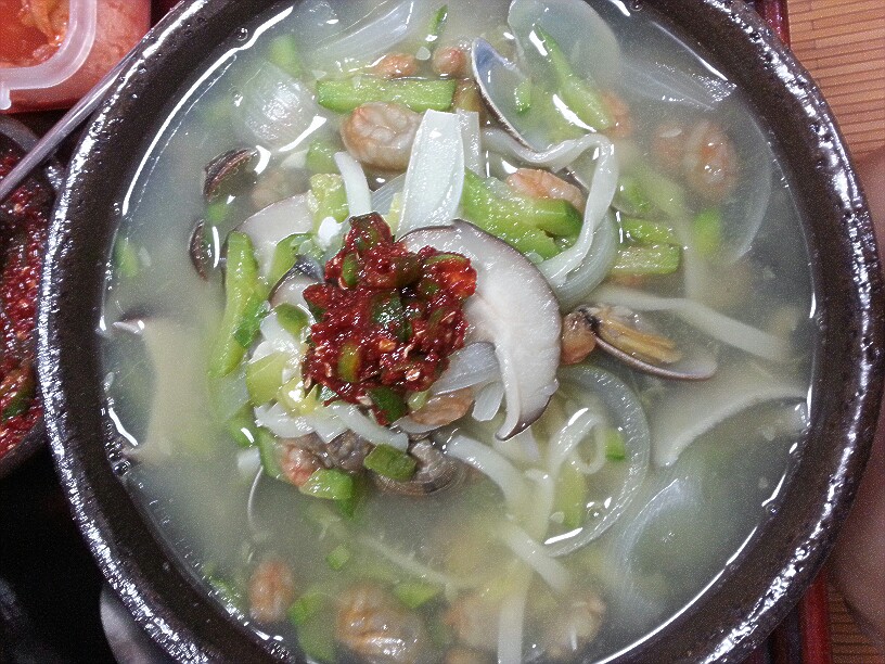 간식으로 만두해먹고 저녁이 늦었네여 다함께 해물칼국수와 바지락비빔밥 함께해여 ㅎㅎ 