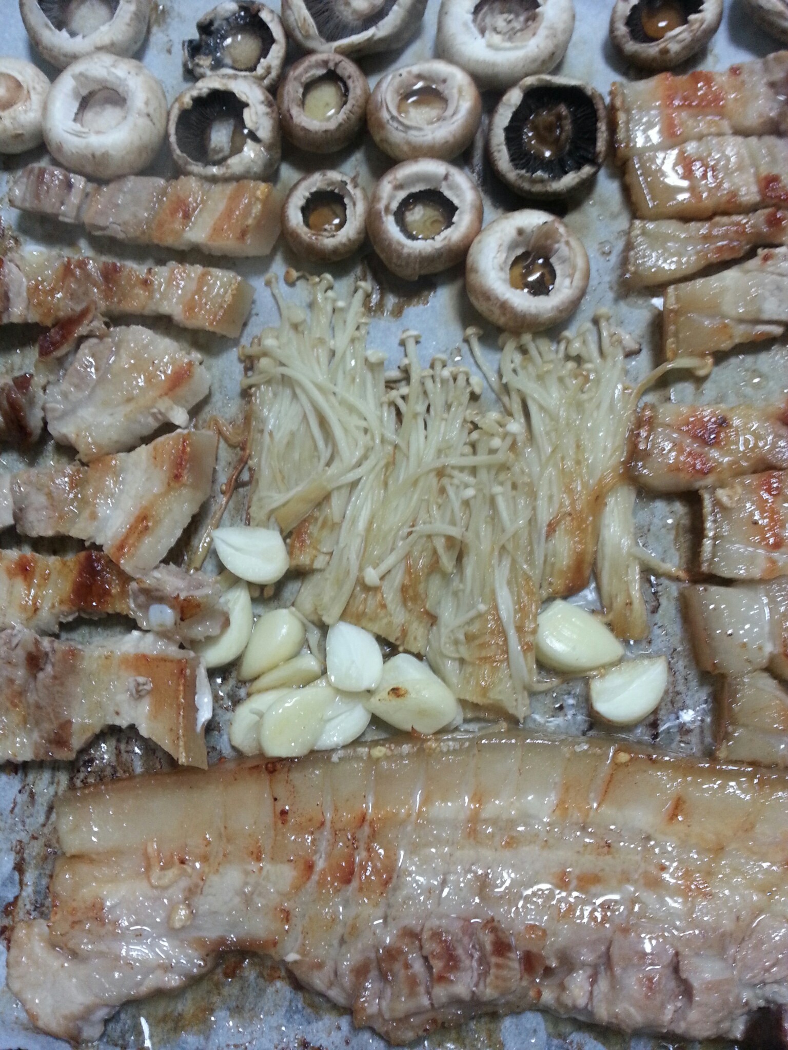 만들어놓은 반찬은 다 패쓰하고 삼겹살 먹는대서 옥상 텃밭에 상추 따서 겹살 꾸버 맛있게 먹었네요~ 단골정육점 아저씨 완전 숙마님 팬이셔서... 