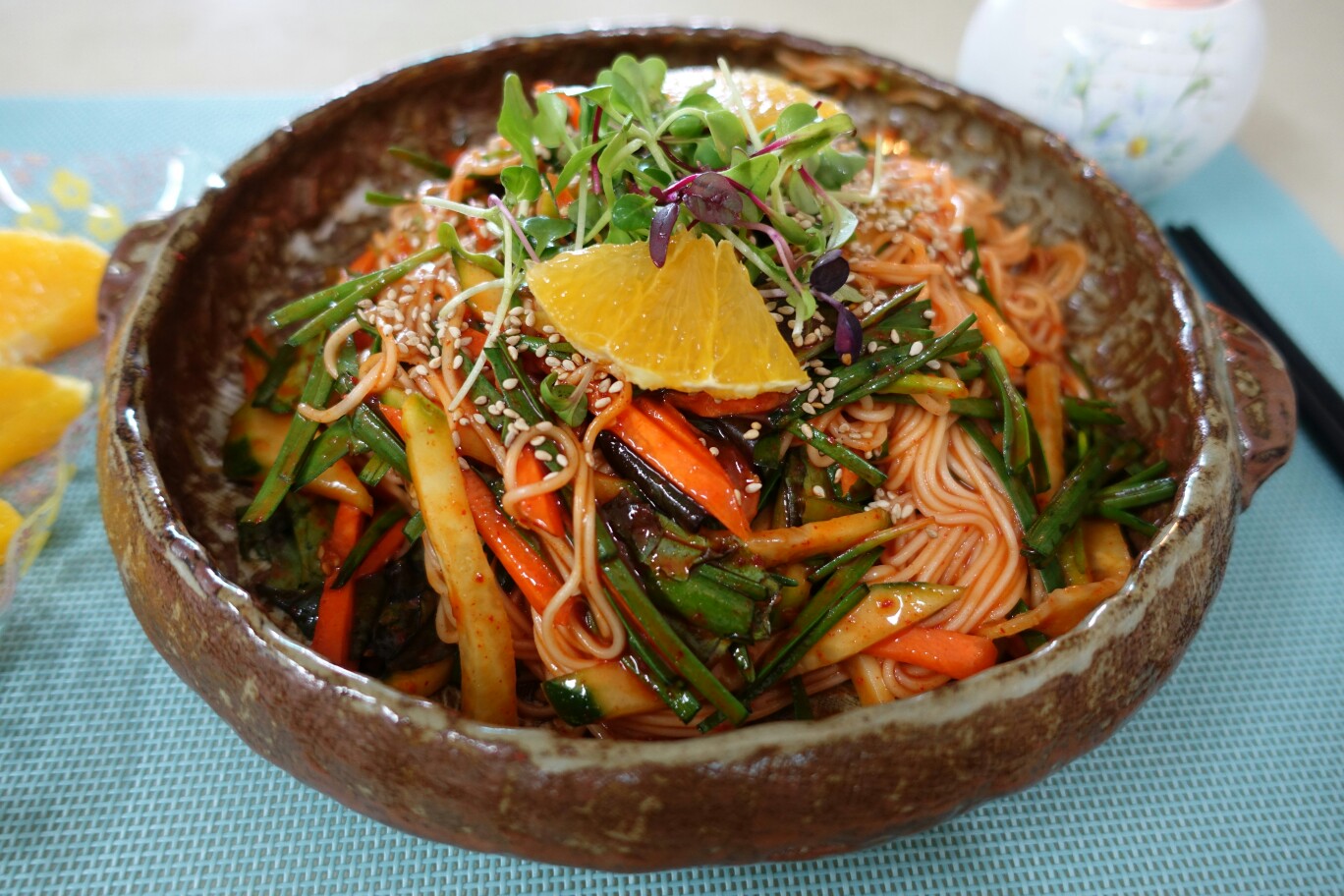 점심메뉴로 비빔국수 만들었어요. 맵다고 해서 오렌지 살짝 올려봤어요~ㅋ 재료-국수.새싹.파프리카.당근.부추 양념장-고추장.물엿.식초.들기름 