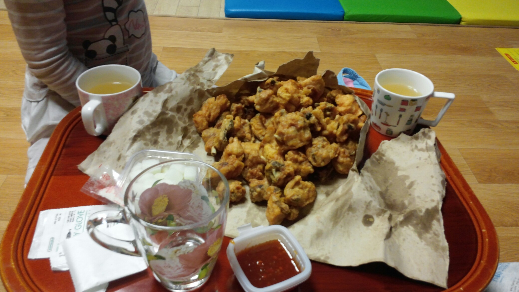 오랫만에 불금해요 아이들이랑 통닭이름이 아빠통닭이예요 옛날식... 아주 맛나요^^ 술쟁이 한2~3주 끊었다 넘 속상해 다시 일잔합니다. 아들아....... 