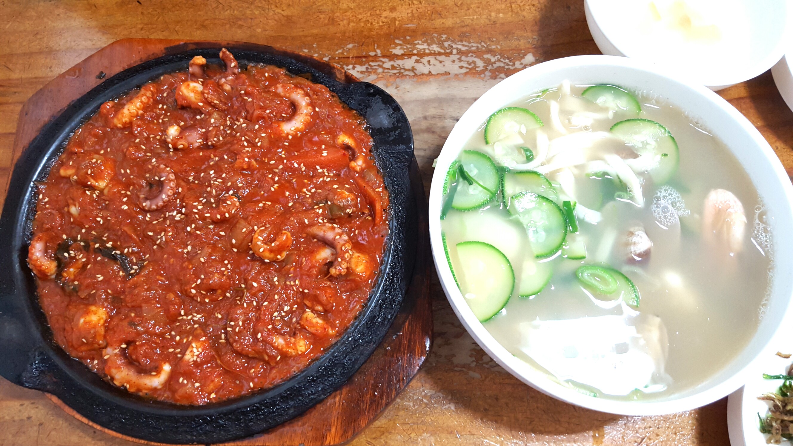 구리나름맛집 골목안채라는곳에서 낙지볶음과 칼국수먹어요^^♡ 후식으로나오는 배수? 달달하니맛이좋네용ㅎ 