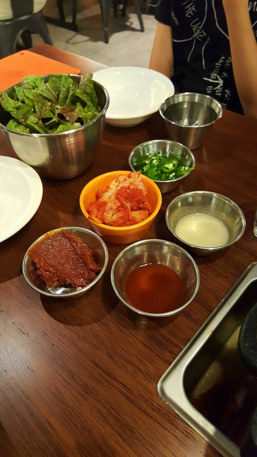 어제는소고기 오늘은돼지ㅋㅋ 먹을복은왜한꺼번에터지는지 살찌게ㅡ. .. 다리미삼겹살맛봤어용 갈릭소스랑 치즈계란찜이인상적이었어요ㅎㅎ 