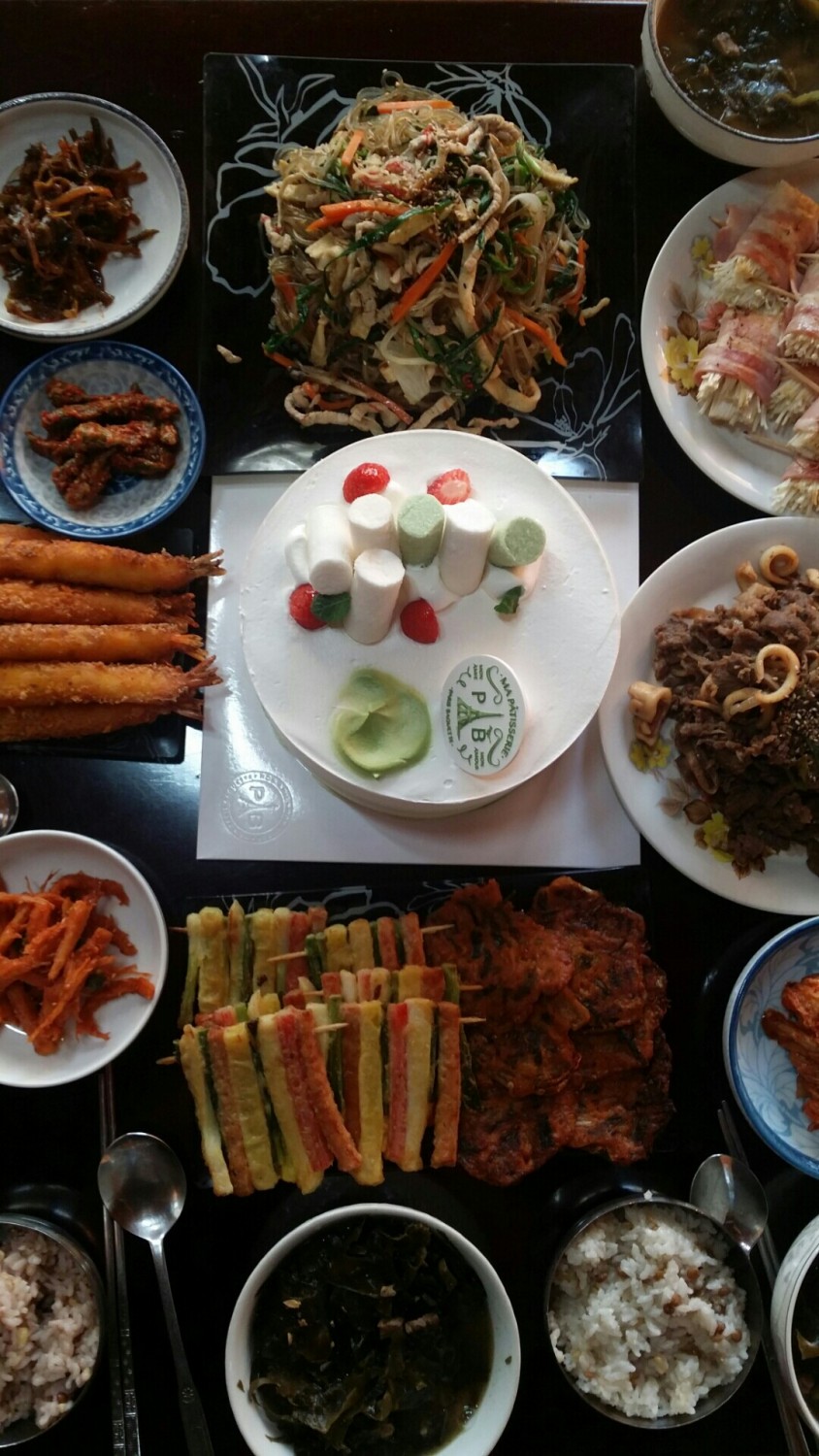 굿모닝이예요 오늘 쑤기네 아침이예용 엄마 담주에 생신이라서 미리... 언냐밥이양~~ 후딱 치우고 조카 네일해줘야되용💅 오늘도 즐겁게용 