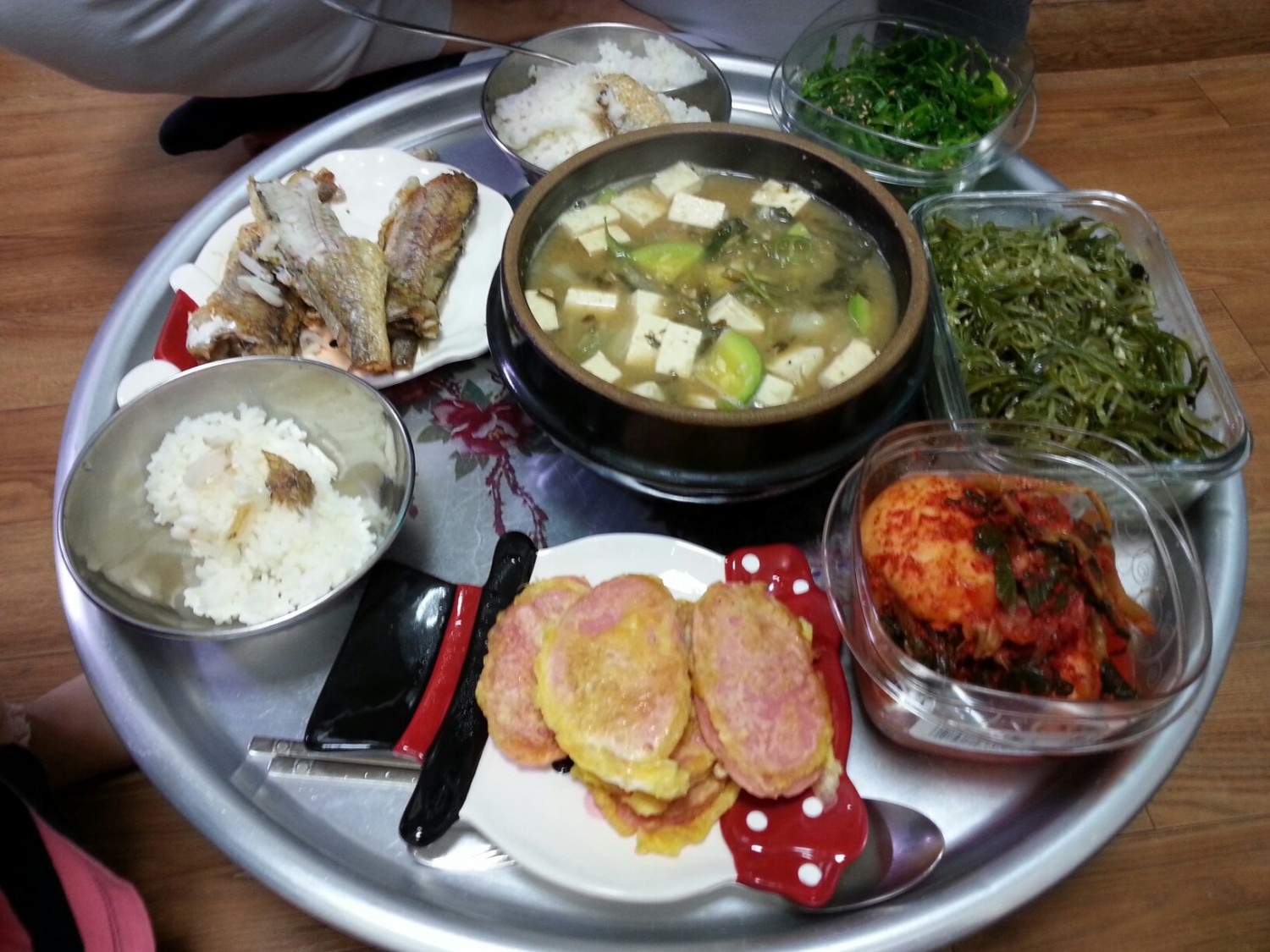 지락이 아침 밥상과 비교 되긋내 ㅋ 새벽반 수영다녀와가 난 시골 할매밥상 차려 무지 급하게 먹고 두 시끼들 8시20분에 다 보내구 급우울 해서... 