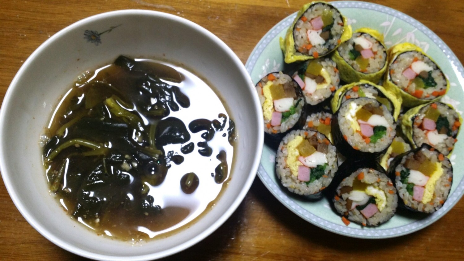 굿모닝이에요 오늘은 작은애 학교에서 에버랜드 소풍가요 김밥 싸달래서 김밥 말았네요 축제대신가는 소풍이라 기분은 별로 라면서~ 한줄씩... 