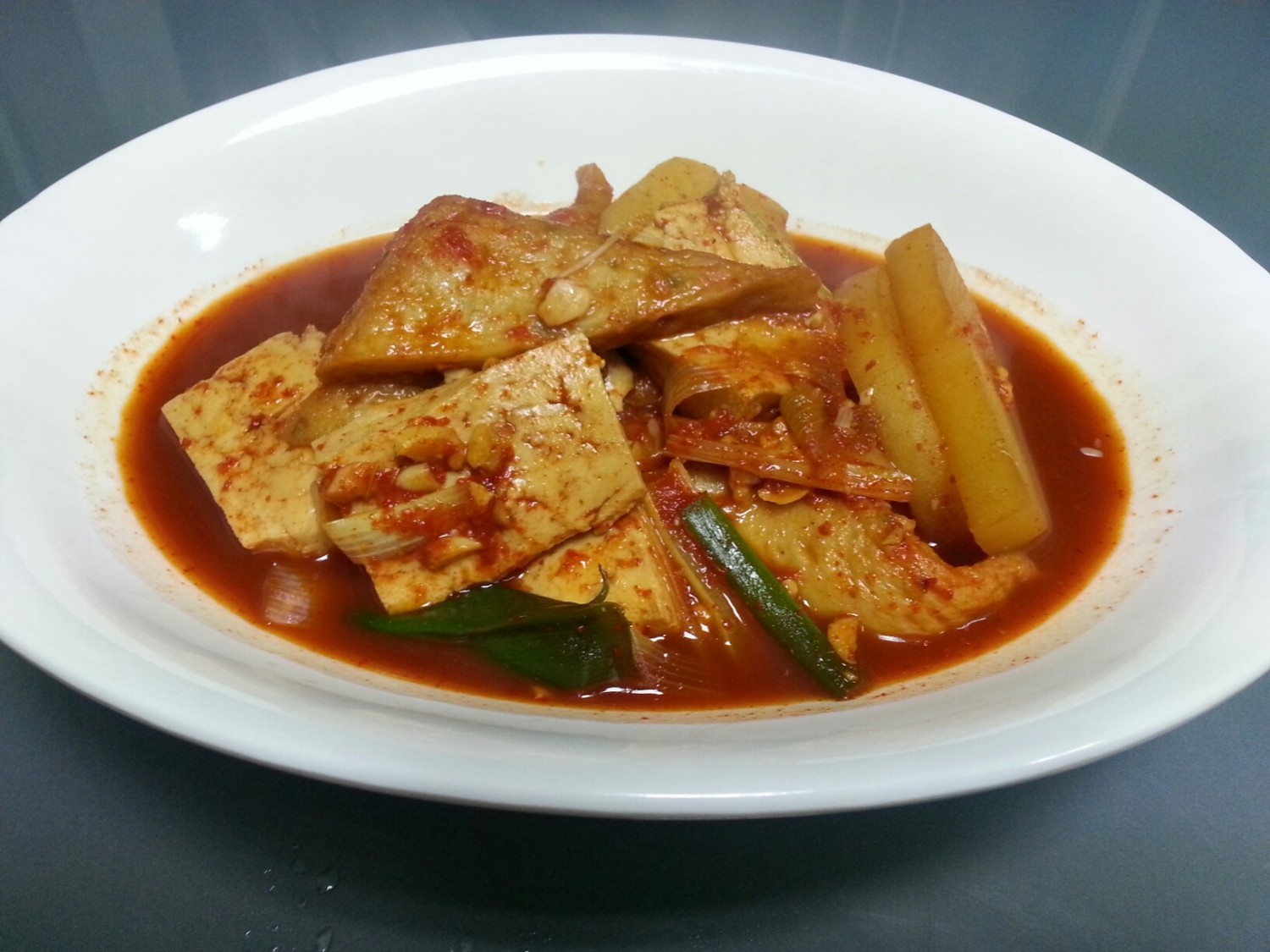 어저께 조카간식으로 집에서 만든 홈메이드치킨ㅋ 제가만들었지만 너무맛나대요~~~ 그리고 갑자기쌀쌀한날씨에 얼큰두부조림이랍니다... 