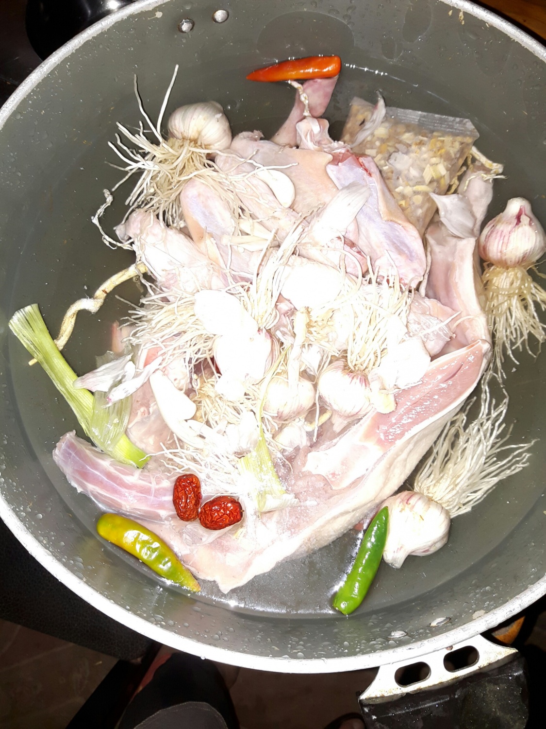 오늘저녁 오리 한방백숙 마늘때려넣고 상항버 섯때려 넣고 말벌한마리 ㅎㅎ 완죤 보양탕 이네 