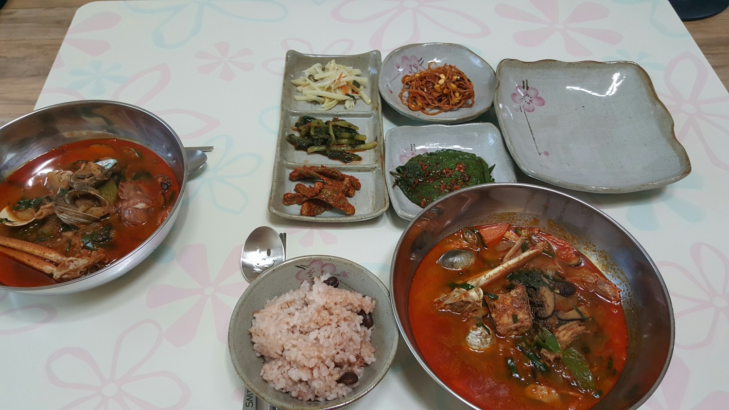 쑤기네 저녁 짬뽕 해산물 이빠이 넣고 야채도 듬뿍 랑님 늦게온데서 민지랑 둘이서 한그릇씩했어요 민지가 맛있다고 하네요 요맛에 음식하것쥬ㅎ... 