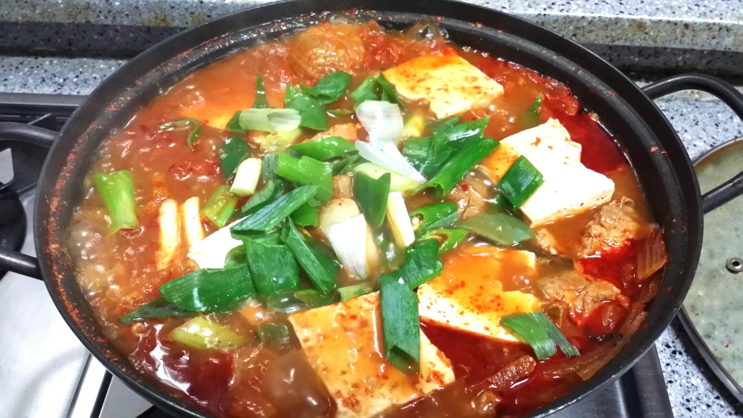돼지갈비김치찌개와 갑오징어숙회^^ 오늘은 장을 너무많이 봐서 일요일까지 장안보기로요^^ 절제좀 해야돼요^^ㅋㅋ 절임배추6만원어치... 