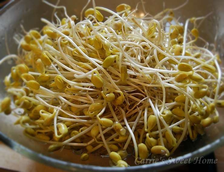 갈비찜이 울고갈 맛난 맛~ 소꼬리찜이예요^^ 소꼬리는 찬물에 하룻밤 담궈 핏물을 뺀 후, 소금 한 큰술 넣고 압력솥에서 40분 쎈불에 익혀줍니다.... 