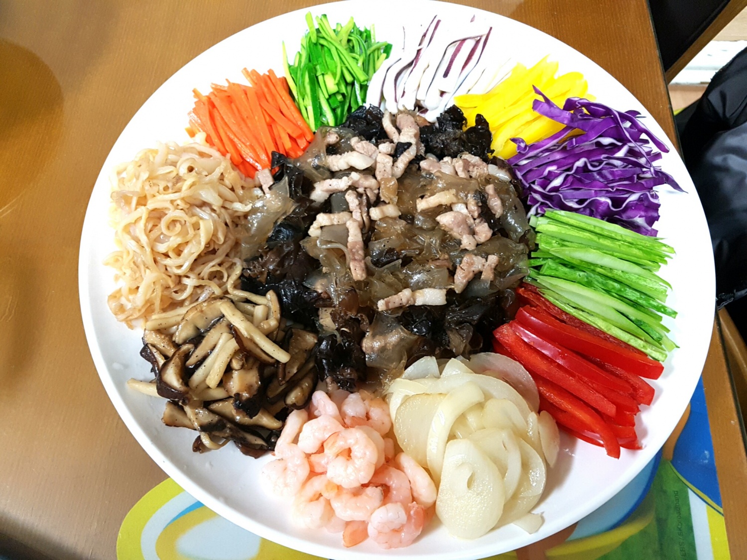 힘들게 일한 당신을 위해 만든 양장피와 김밥글구 유부초밥까지... 언제나 울가족을 위해 고생하는 여붕. 감사합니다 